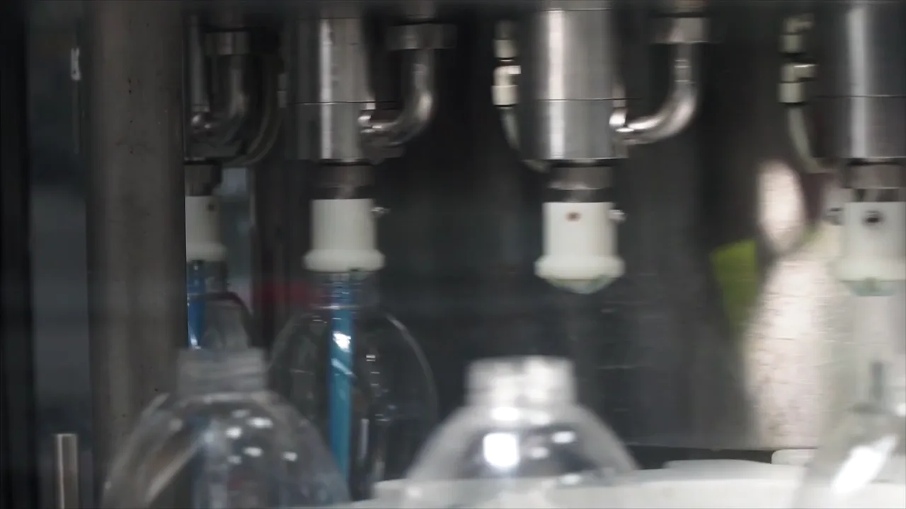 Linha de produção de embalagens plásticas em fábrica industrial